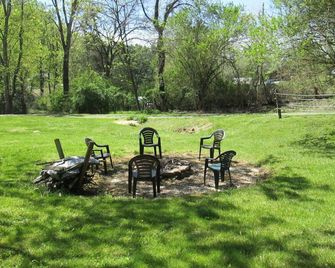 Country Farmhouse, Visit Family, Bristol Casino, Hiking/Biking, Spring season - Elizabethton - Patio