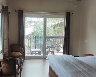 Whyt Bank Cottage Comfort Stays - Dehradun - Bedroom