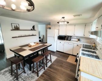Glacier's Edge Cabins - Columbia Falls - Mutfak