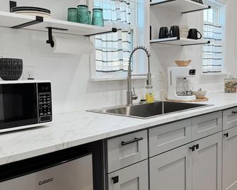 Cordelia - Fully Furnished 4 Person Cottage for short or mid-term stays - Dublin - Kitchen