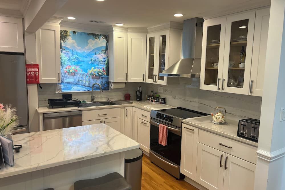 Beachside Escape 2-Bedroom Gem in Norfolk, Steps from the Sand, with AC and Wifi - נורפולק - מטבח