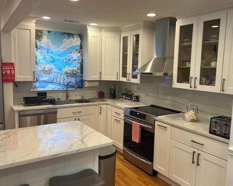 Beachside Escape 2-Bedroom Gem in Norfolk, Steps from the Sand, with AC and Wifi - Norfolk - Küche