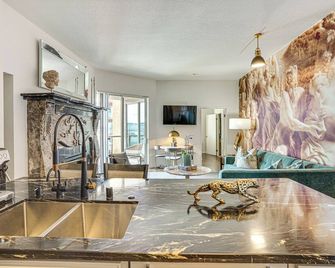 Luxe Long Beach Condo w/ Pool: 1 Mi to Shoreline! - Long Beach - Living room