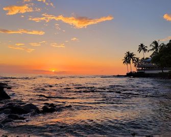 Downtown Hawaiian Theme Condo With Hot Tub, Pool & Beach - Kona Islander Inn - Kailua-Kona