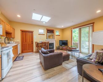 Amazing Locatation in Bothell ~ Mother In Law Suite - Bothell - Living room