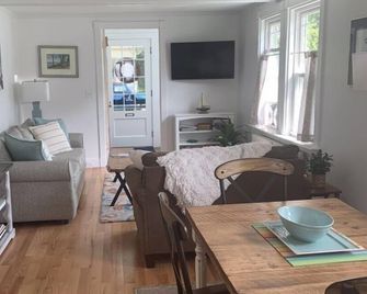 Winter Rental Only - Charming Sears & Roebuck Bungalow Cottage - Camden - Restaurant