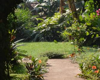 Colonial Residence Bed and Breakfast Entebbe - Entebbe - Vista esterna
