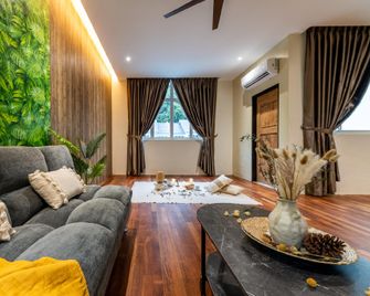 La Ferringhi Villa - Balinese Collection, by Alv - Penang - Living room