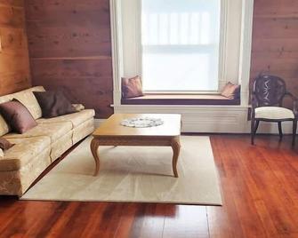 2 bedroom 1 bath home located in town - Crescent City - Living room
