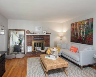 Soothing 4-bedroom house in charming Avon-by-the-Sea with AC and ocean vibes! - Avon by the Sea - Living room