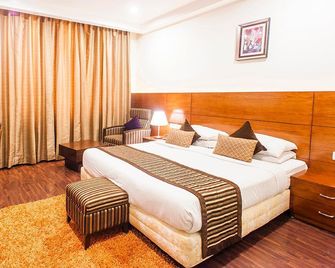 I-Square Hotel - Baddi - Bedroom