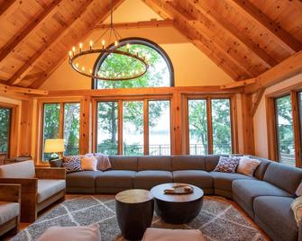 Post and Beam Lake Joe Gorgeous Cottage & Boathouse on a Quiet Lake Joseph Bay! - Mactier - Sala de estar