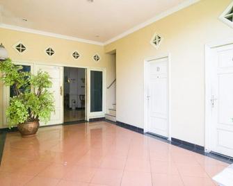 RedDoorz near Pantai Falajawa Ternate - Ternate - Hallway