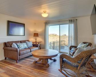 Beachfront Bandon Vacation Rental w/ Ocean View! - Bandon - Living room
