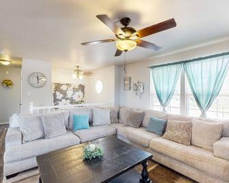 Charming home w/ private backyard with deck & grill, near outdoor activities - Parowan - Вітальня