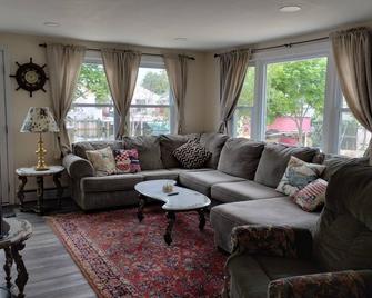 Cozy home 1st floor of a duplex located on tributary to bay in toms river. - Toms River - Wohnzimmer