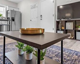 King Bed | Crystal Lake | Mchenry | Cary | Cozy - Cary - Comedor