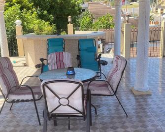 Charming 3-bedroom house with WiFi and AC in enchanting Rose Hall, St. James - St.Bran's Burg - Patio