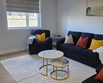 Cozy Irvine Creek Walk-Out Suite 10 mins to YEG - Nisku - Sala de estar