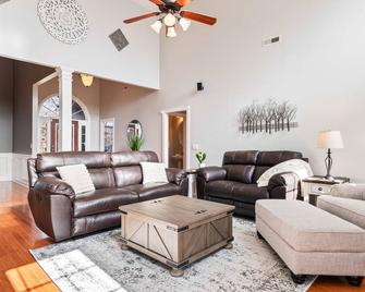 Majestic Murfreesboro Manor - Pet Friendly - Murfreesboro - Living room