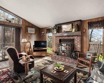 Zen Vibe w Fireplace Grill Deck & Screened Porch - Hedgesville - Living room