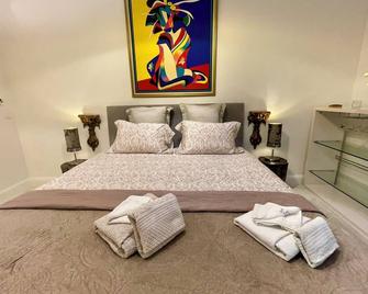 Newly Renovated Chic & Glamor Large Studio - Monaco - Bedroom