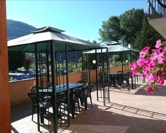 Alba Sporting Hotel - Rocca di Mezzo - Patio