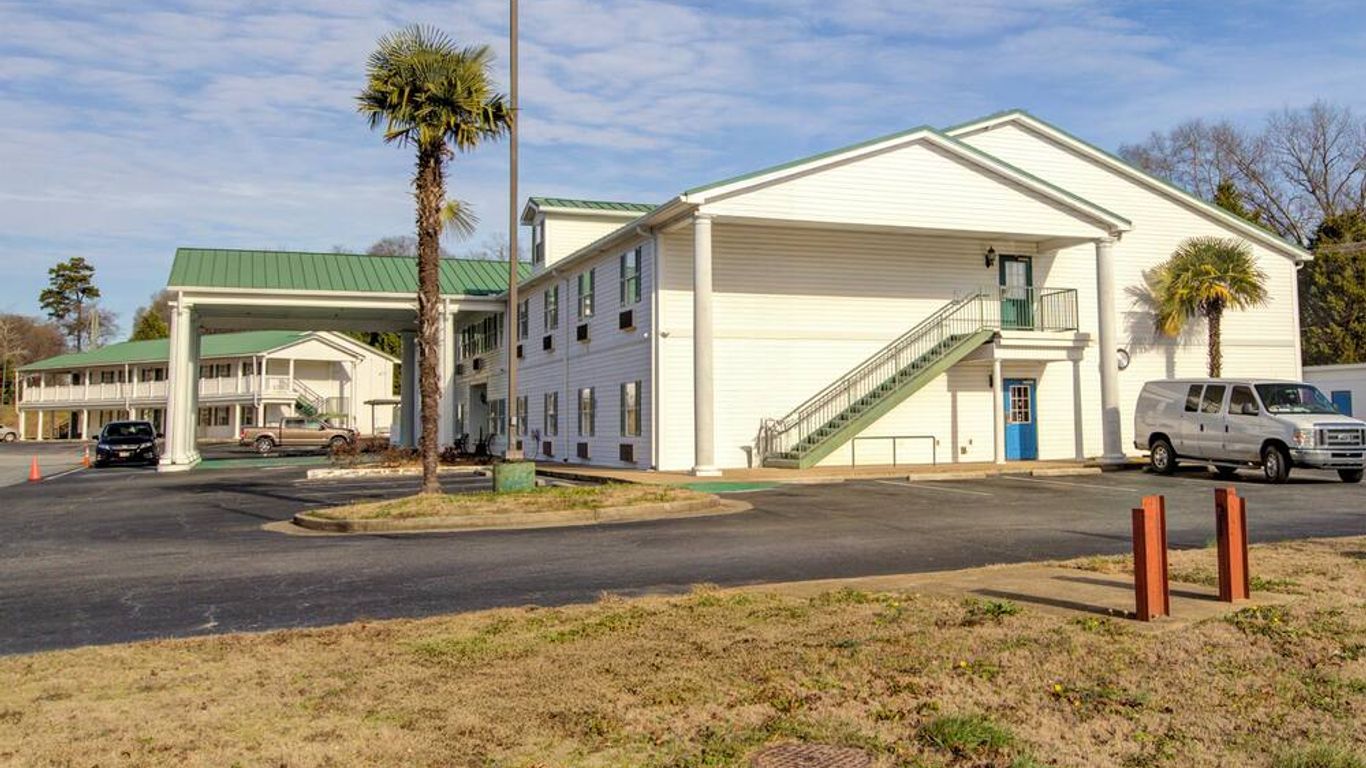 Plantation Inn & Suites Near Locust Grove I 75