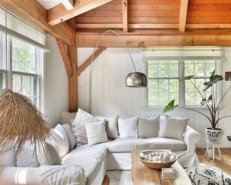 Hampton Beach Barn w/ Infrared Sauna and Heated Pool - Dog friendly - Water Mill - Living room