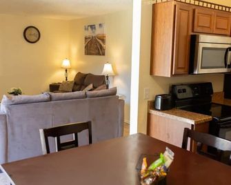 Can't get closer to Fort Sill then this! - Lawton - Dining room