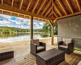 Sunny Deck All Rooms W/Lake View - Snellville - Patio