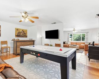 Stylish Country Cowboy Home with Hot Tub on 20 Acres - Borrego Springs