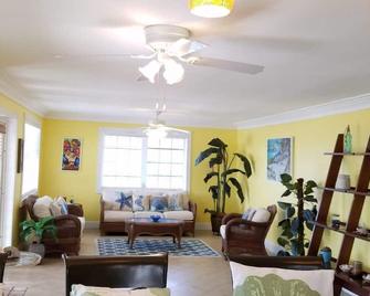 Bone-fishing paradise- Eco-Friendly forest house - Andros Town - Living room