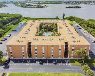 Furnished One Bedroom Condo. Water View, Heated Pool,remodeled Marble Bathroom. - Largo - Building