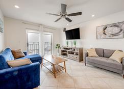 Snowbird-Friendly Condo with WiFi, Central AC, & W/D - Short Walk to the Beach! - Miami Beach - Living room