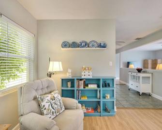 Sunny Lake Wales Getaway - 1 Mi to Downtown - Lake Wales - Living room