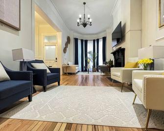 Spacious 5-bdrm house w/ WiFi, AC, and Laundry in charming MT. Vernon Baltimore - Baltimore - Sala de estar