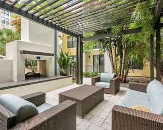 Tampa Tropical-10 Min to Airport - Tampa - Patio