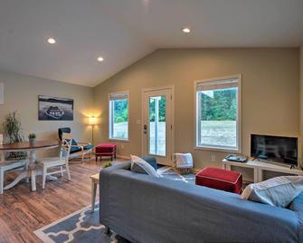 Whidbey Island Cottage - 3 Mi to Whale Watch! - Langley - Living room