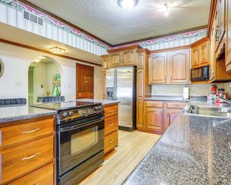 Historic Auburn Home w/ Theater & Yard! - Auburn - Keuken