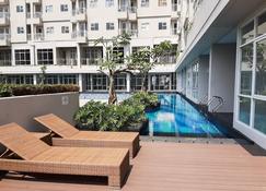 Modern And Homey Studio At Bintaro Icon Apartment - South Tangerang City - Pool