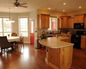 Dramatic mountain scenery, low-humidity and plenty of sunlight and starlight. - Alpine - Kitchen