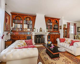 4 Bedroom Gorgeous Home In Saint-Julien-Les-Rosie - Saint-Julien-les-Rosiers - Sala de estar