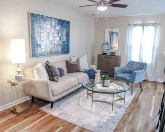Stylish Two-Bedroom Gem - Thomasville - Living room