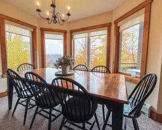 Spacious ski-in, ski-out 2-BR Jay Peak Village Condo, right on trail. A/C incl.! - Jay - Dining room
