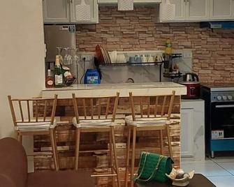 Lakeshore Villa - Bay - Living room