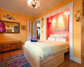 Quick drive to the charming Sonoma Plaza and a 3 block walk to the Fairmont. - Sonoma - Bedroom