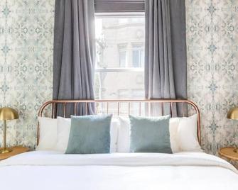 إن آت جو - سان فرانسسكو - غرفة نوم