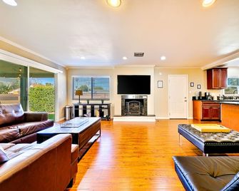Spacious home with a private hot tub & enclosed yard - just minutes from Disney - Anaheim - Living room