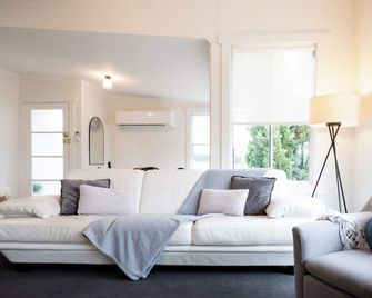 Cute Apartment On The City Fringe - Newstead - Living room